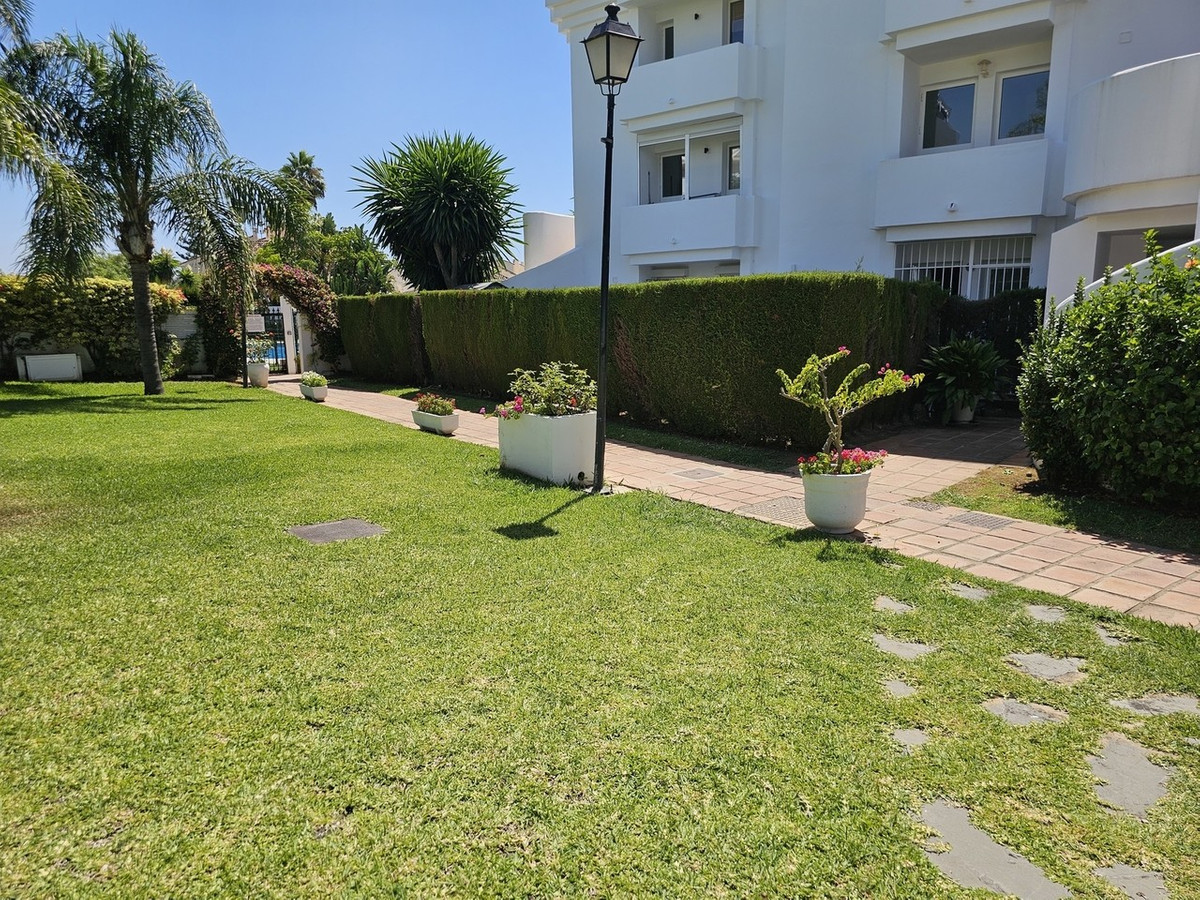 2 Bed Apartment for sale in El Paraiso Costa Del Sol, Málaga, Spain
