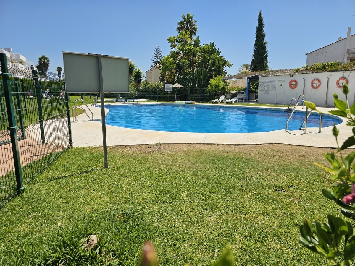 2 Bed Apartment for sale in El Paraiso Costa Del Sol, Málaga, Spain