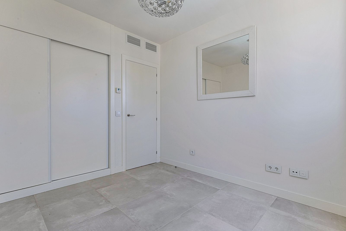 2 Bed Apartment for sale in Fuengirola Costa Del Sol, Málaga, Spain