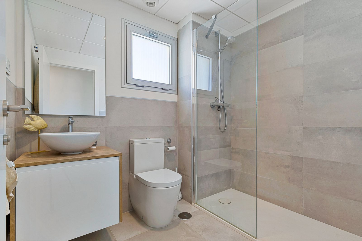 2 Bed Apartment for sale in Fuengirola Costa Del Sol, Málaga, Spain