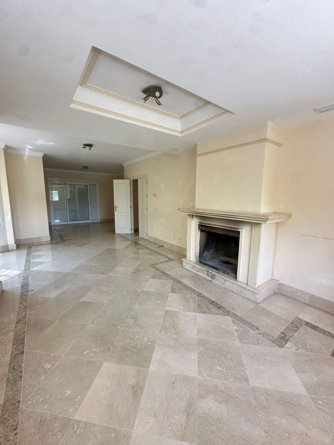 5 Bed Townhouse for sale in Nueva Andalucía Costa Del Sol, Málaga, Spain