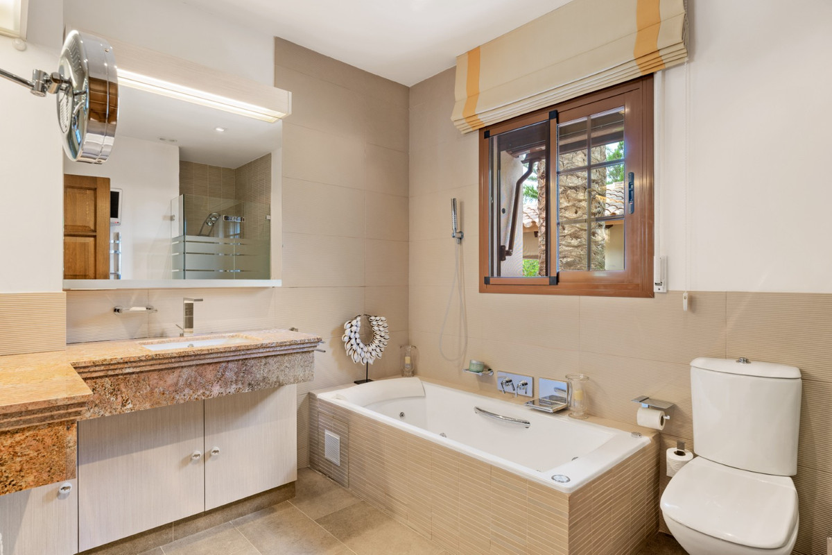 Se vende Villa - Chalet de 9 dormitorios en Costa Del Sol, Málaga, España
