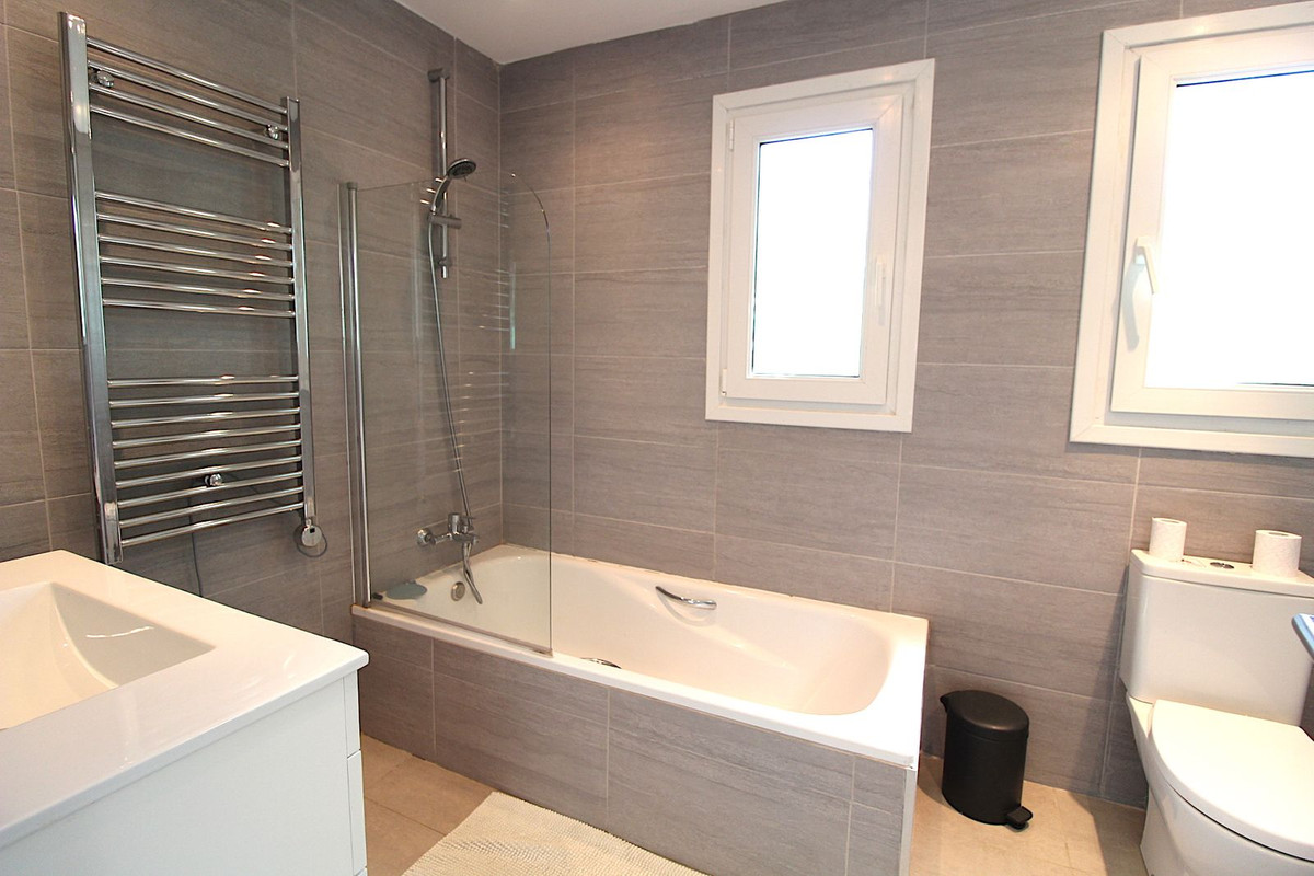 2 Bed Apartment for sale in El Paraiso Costa Del Sol, Málaga, Spain