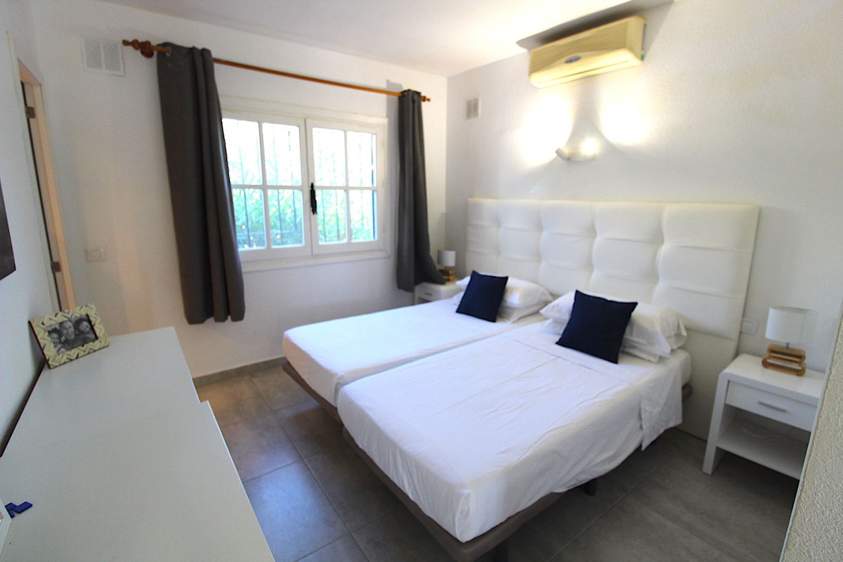 2 Bed Apartment for sale in El Paraiso Costa Del Sol, Málaga, Spain