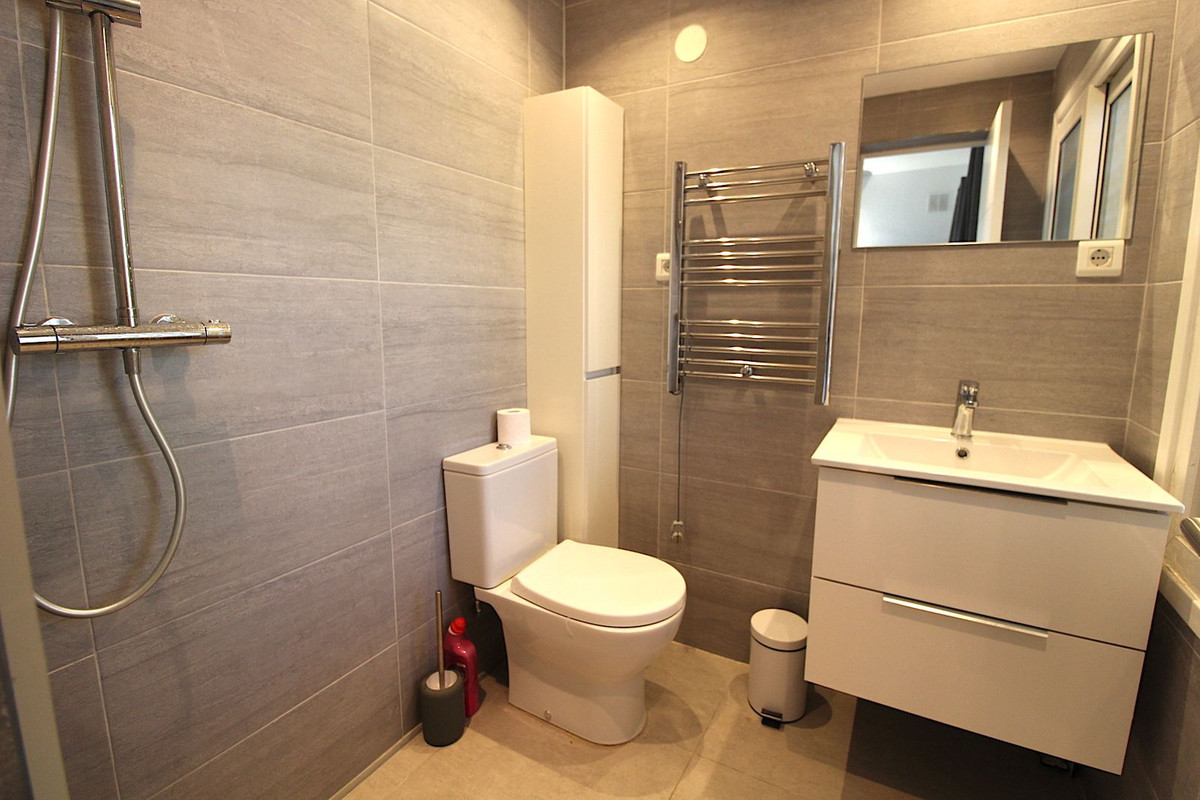 2 Bed Apartment for sale in El Paraiso Costa Del Sol, Málaga, Spain