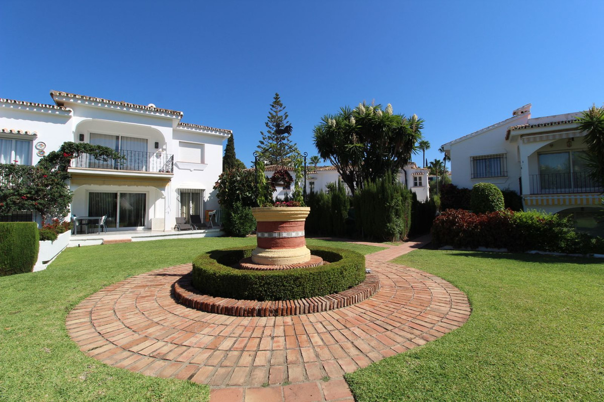 2 Bed Apartment for sale in El Paraiso Costa Del Sol, Málaga, Spain