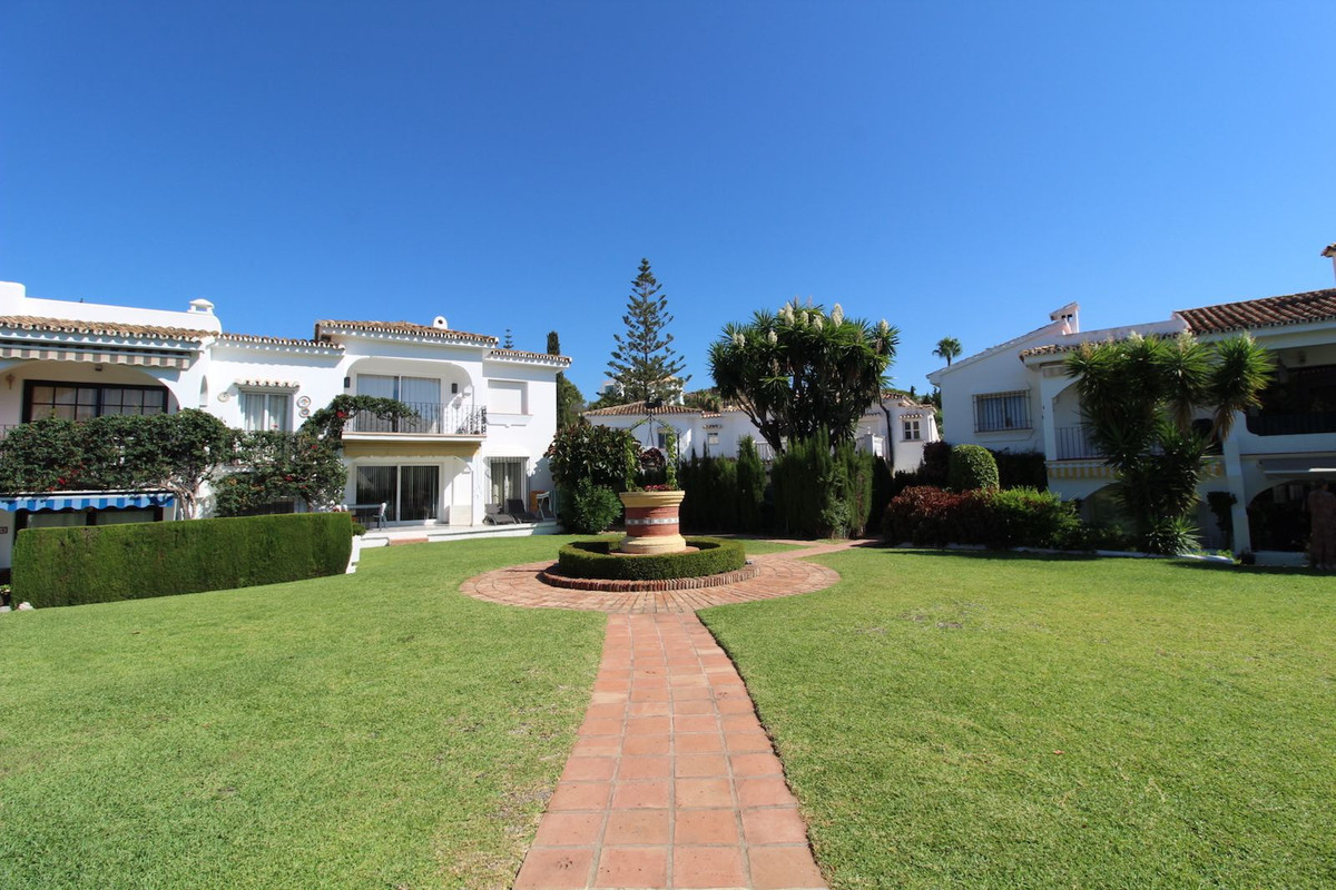 2 Bed Apartment for sale in El Paraiso Costa Del Sol, Málaga, Spain