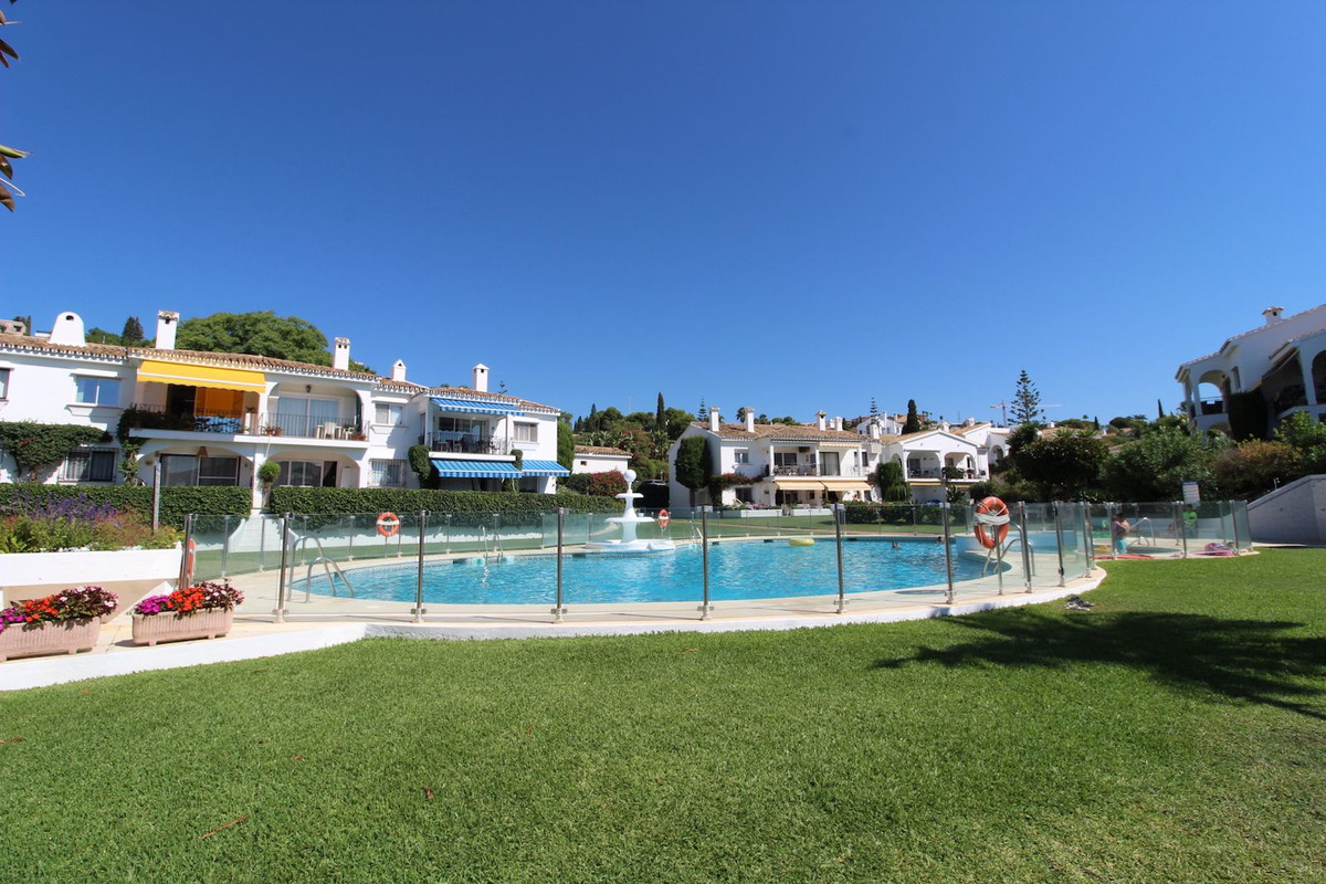 2 Bed Apartment for sale in El Paraiso Costa Del Sol, Málaga, Spain