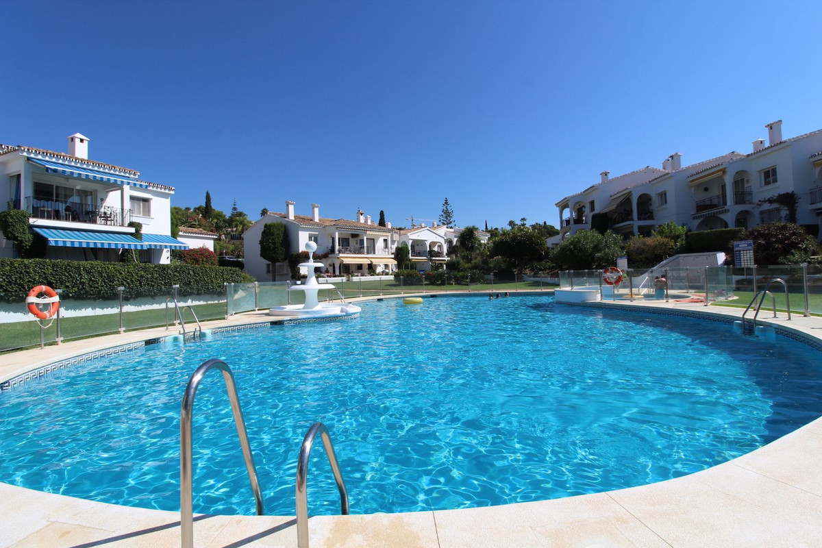 2 Bed Apartment for sale in El Paraiso Costa Del Sol, Málaga, Spain