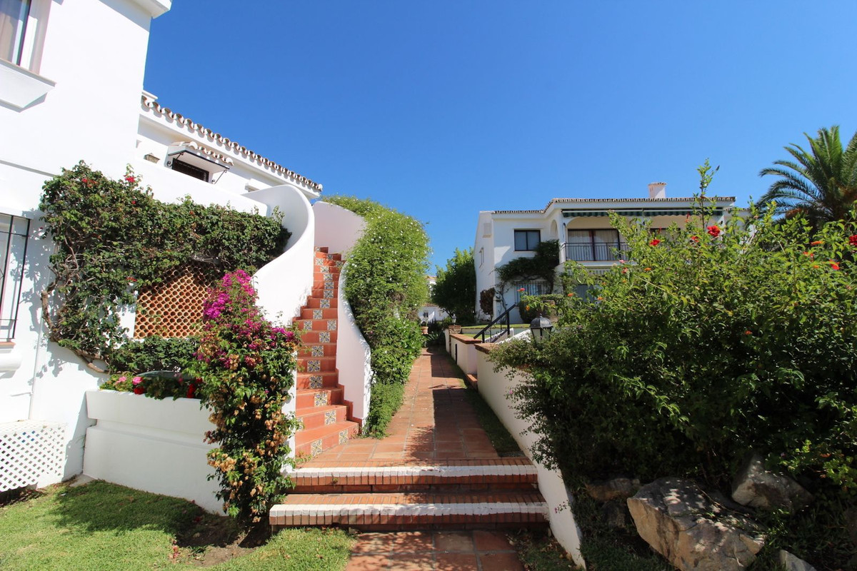 2 Bed Apartment for sale in El Paraiso Costa Del Sol, Málaga, Spain