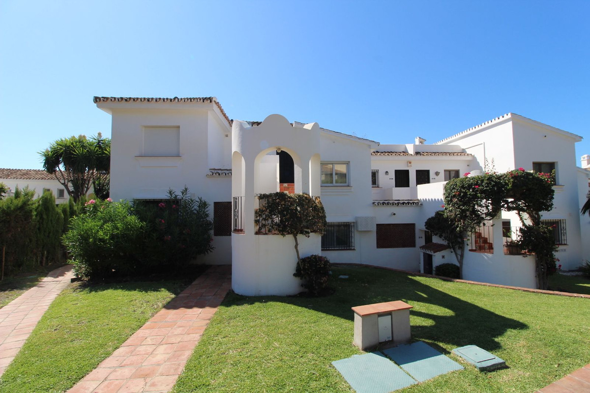 2 Bed Apartment for sale in El Paraiso Costa Del Sol, Málaga, Spain