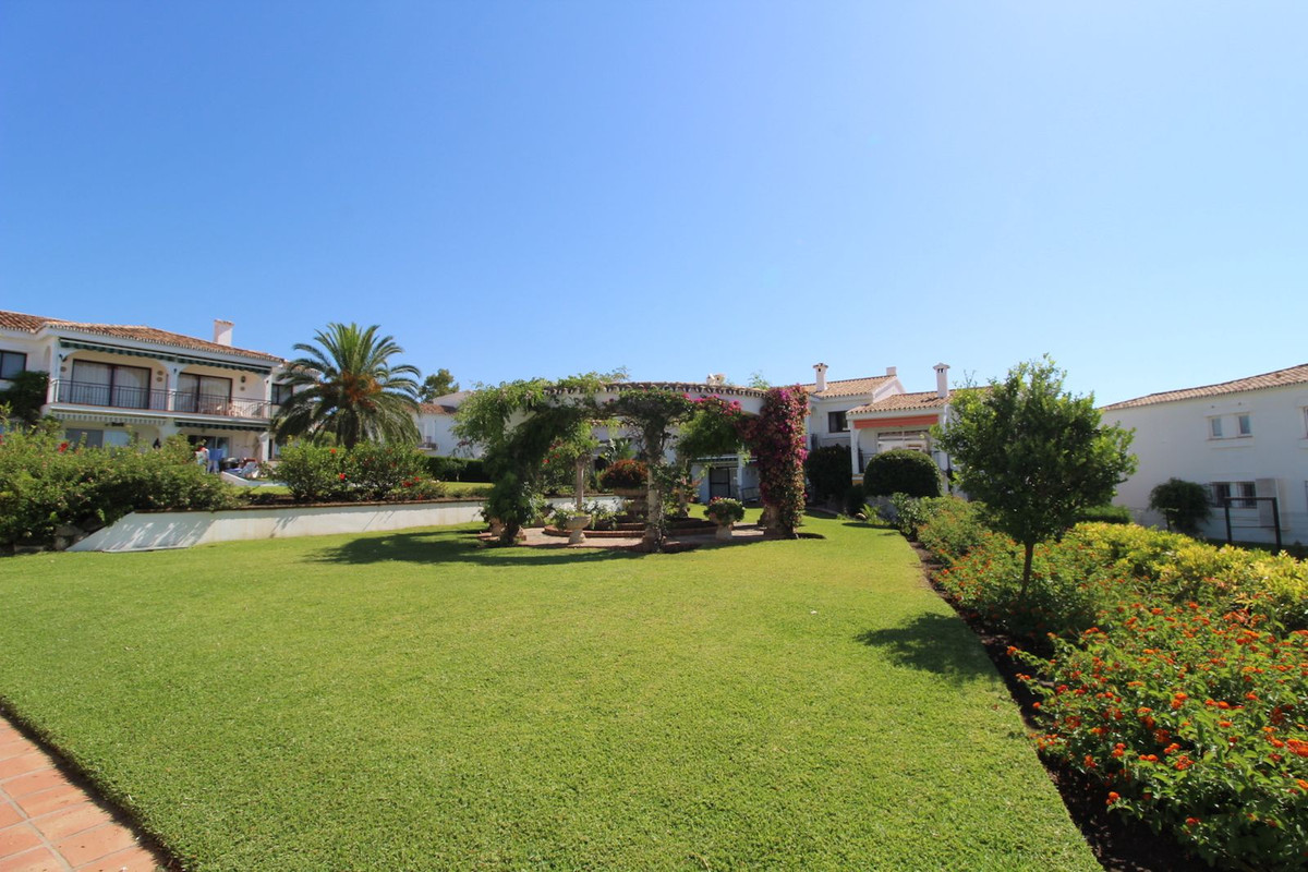 2 Bed Apartment for sale in El Paraiso Costa Del Sol, Málaga, Spain