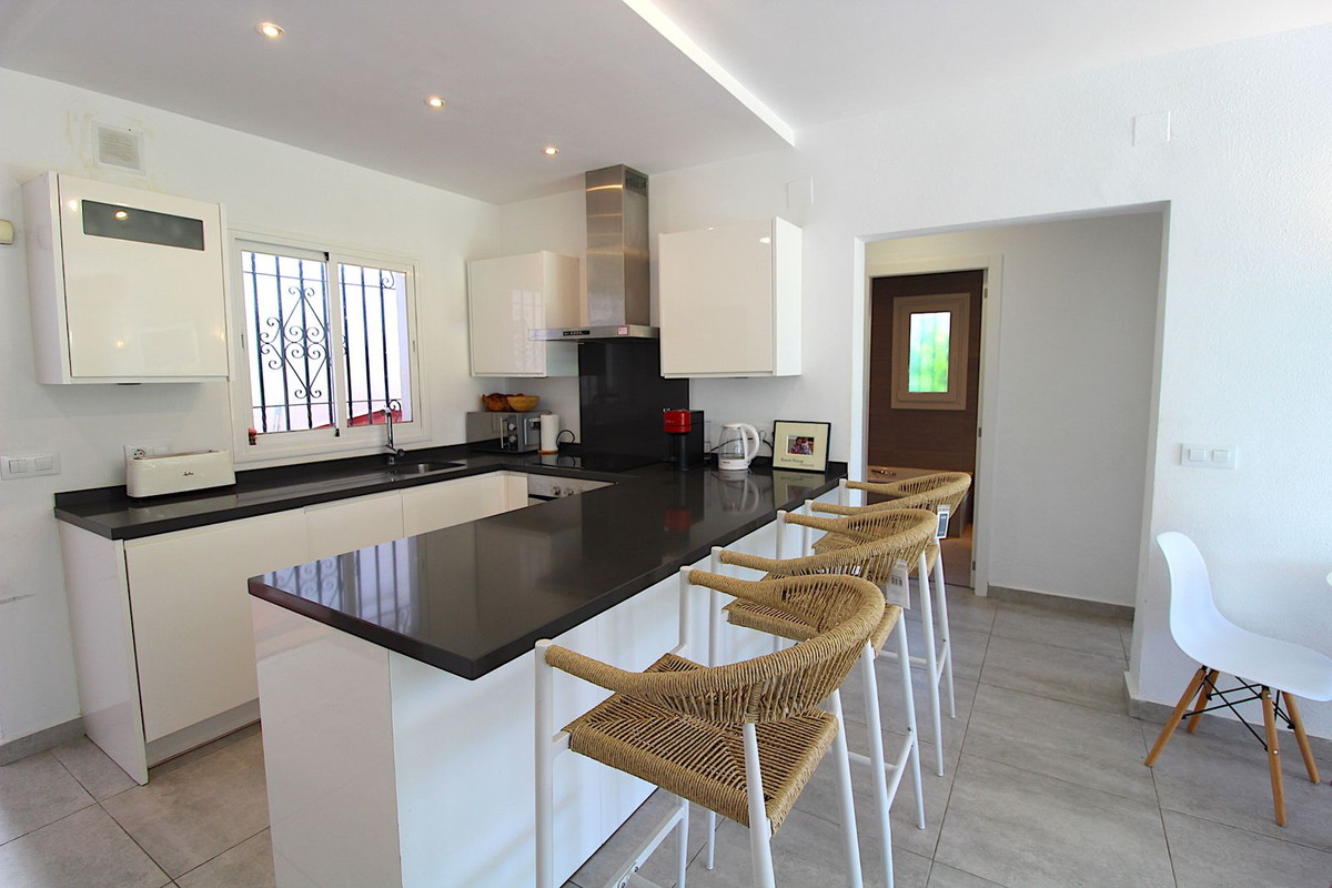 2 Bed Apartment for sale in El Paraiso Costa Del Sol, Málaga, Spain