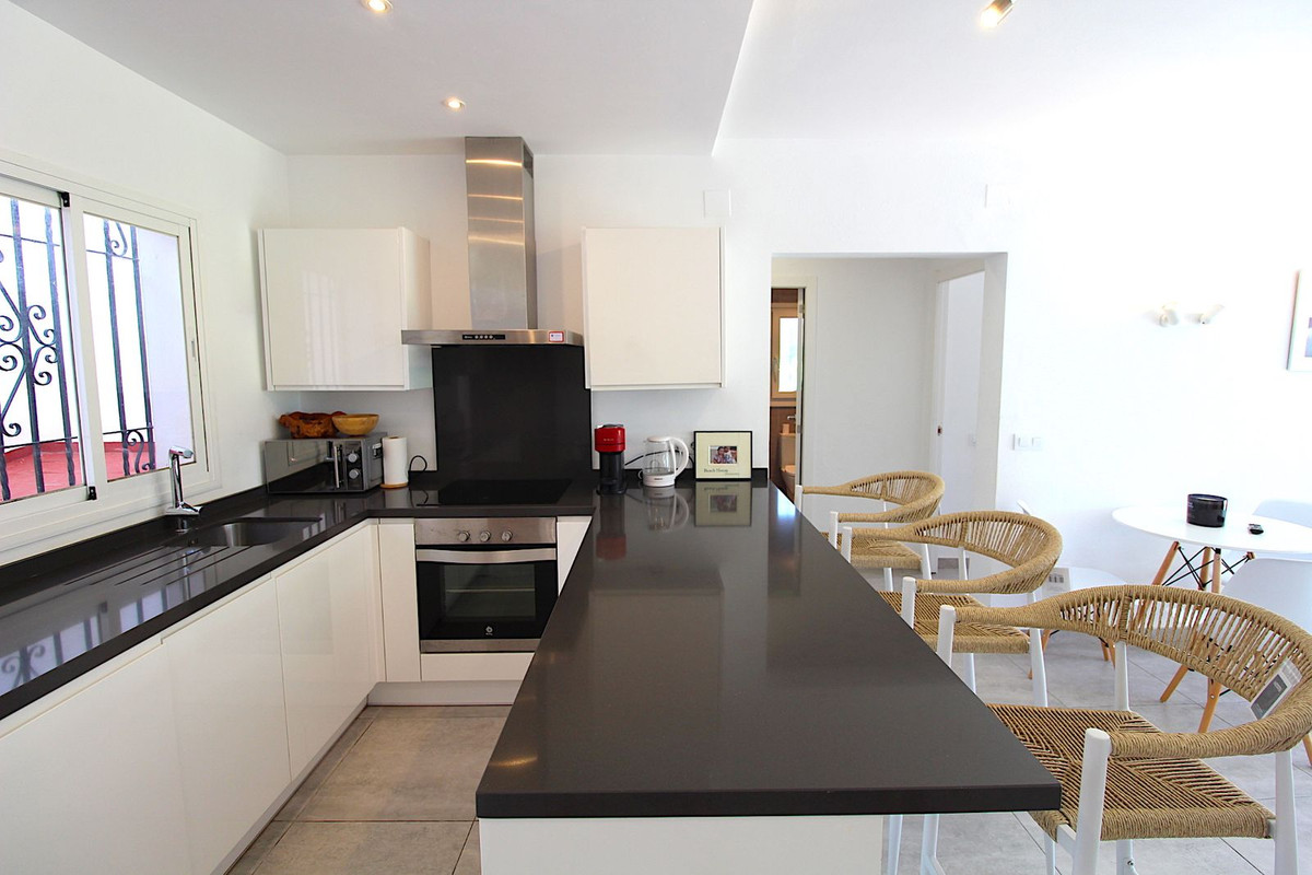2 Bed Apartment for sale in El Paraiso Costa Del Sol, Málaga, Spain