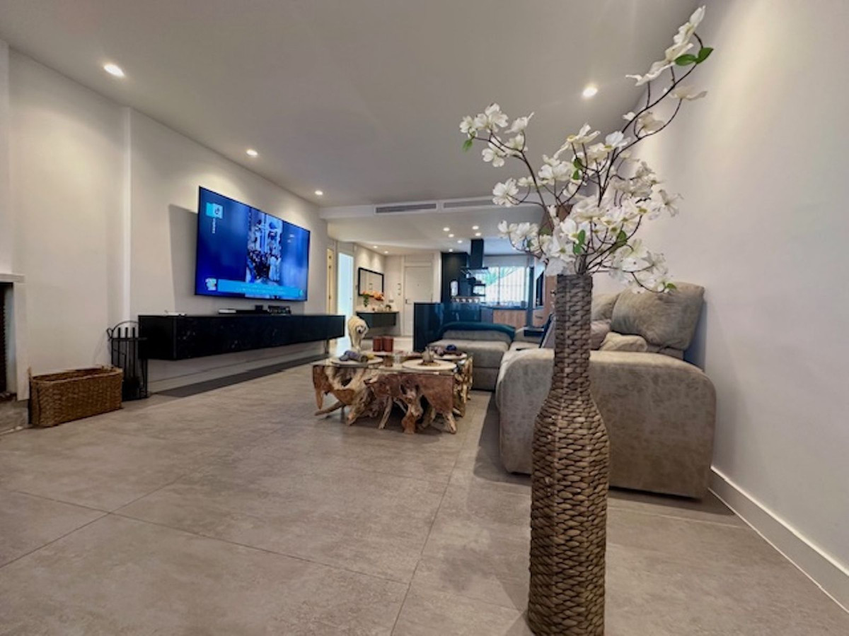 2 Bed Apartment for sale in Estepona Costa Del Sol, Málaga, Spain