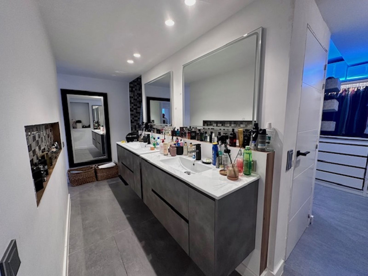 2 Bed Apartment for sale in Estepona Costa Del Sol, Málaga, Spain