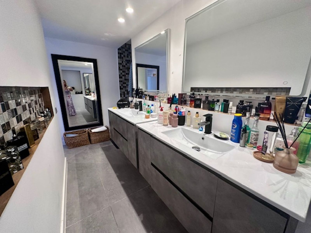 2 Bed Apartment for sale in Estepona Costa Del Sol, Málaga, Spain