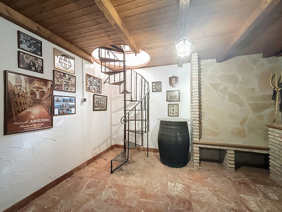 6 Bed Townhouse for sale in La Viñuela Costa Del Sol East, Málaga, Spain