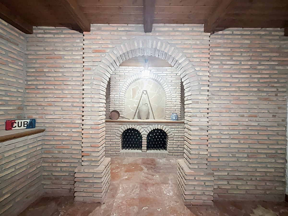 6 Bed Townhouse for sale in La Viñuela Costa Del Sol East, Málaga, Spain