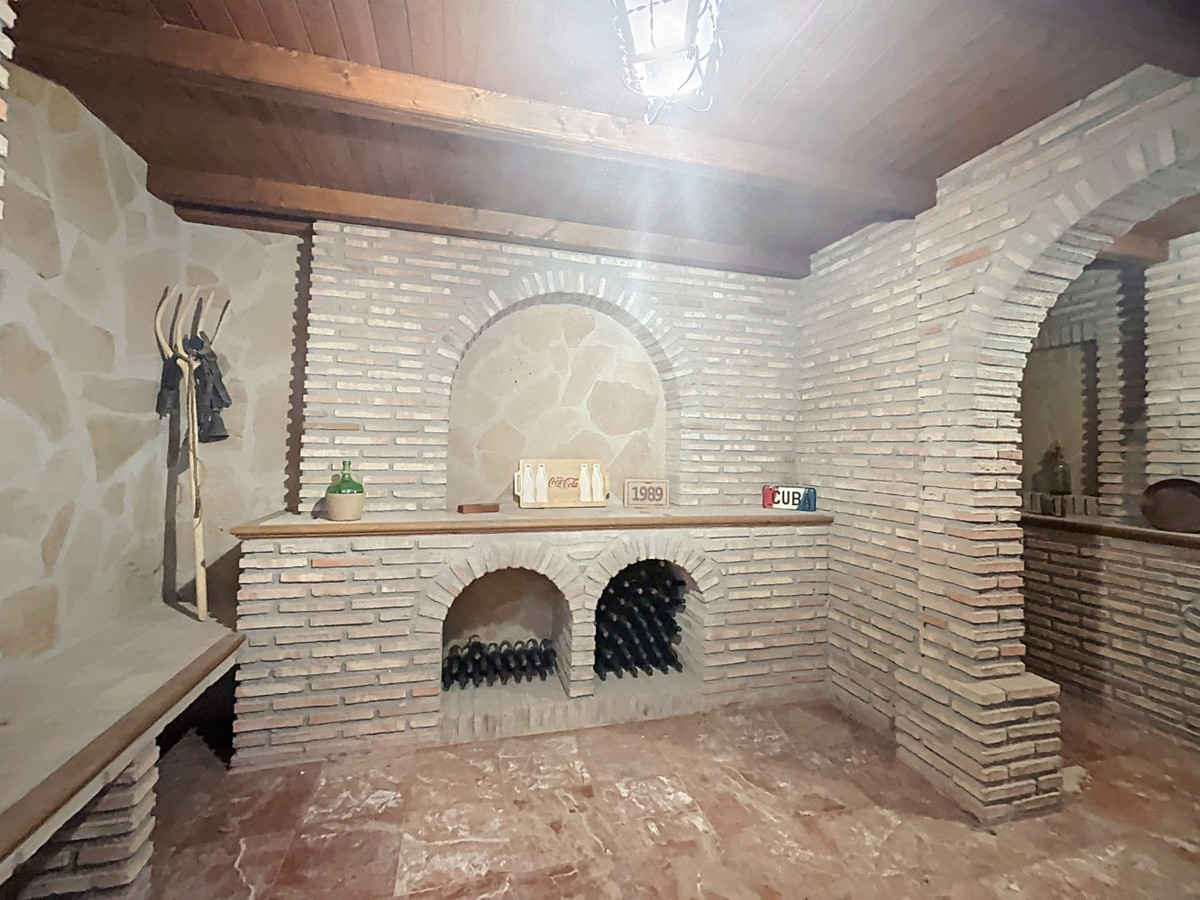6 Bed Townhouse for sale in La Viñuela Costa Del Sol East, Málaga, Spain
