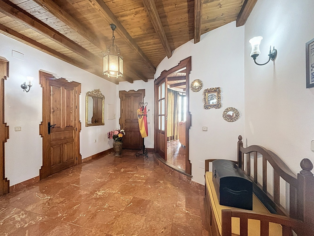 6 Bed Townhouse for sale in La Viñuela Costa Del Sol East, Málaga, Spain