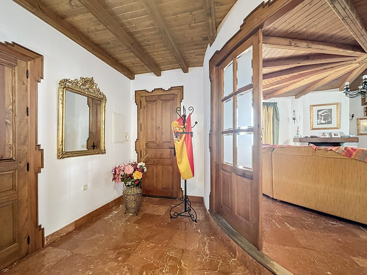 6 Bed Townhouse for sale in La Viñuela Costa Del Sol East, Málaga, Spain