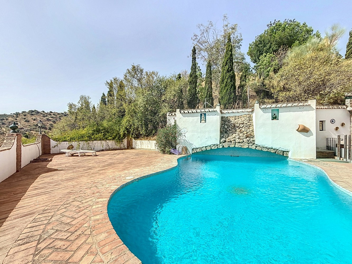 6 Bed Townhouse for sale in La Viñuela Costa Del Sol East, Málaga, Spain