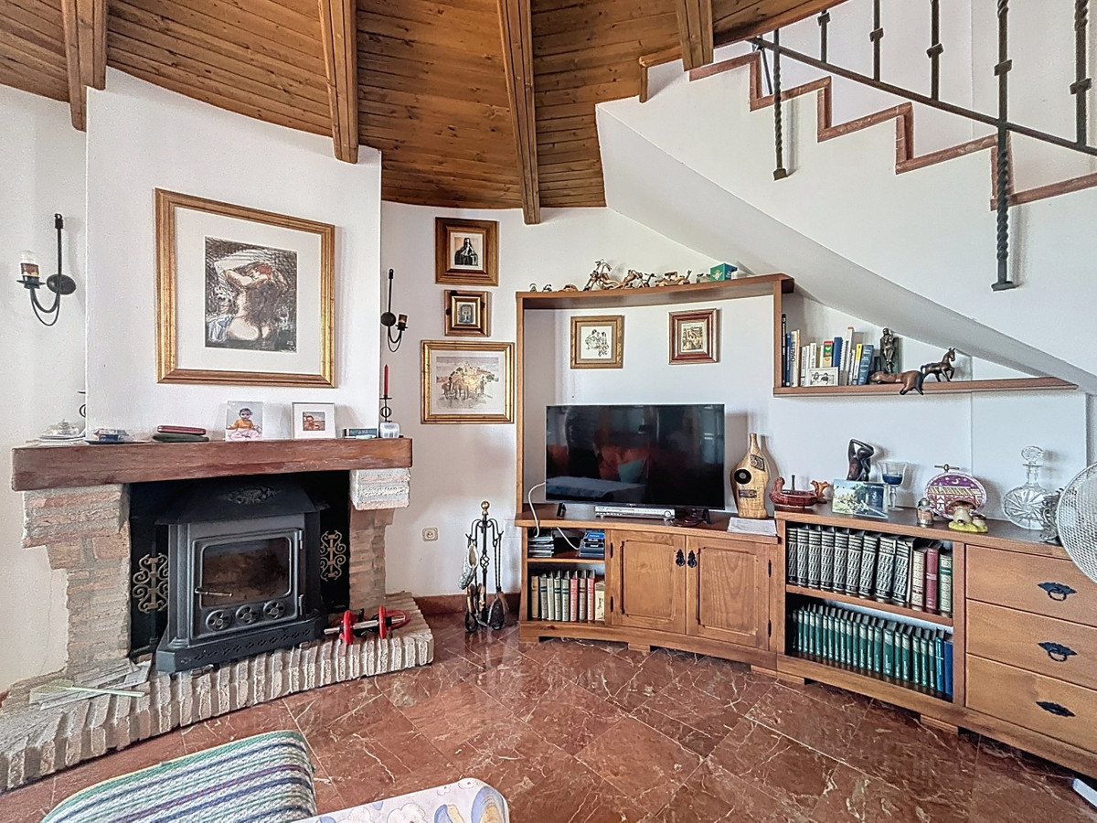 6 Bed Townhouse for sale in La Viñuela Costa Del Sol East, Málaga, Spain