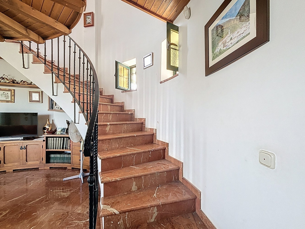 6 Bed Townhouse for sale in La Viñuela Costa Del Sol East, Málaga, Spain
