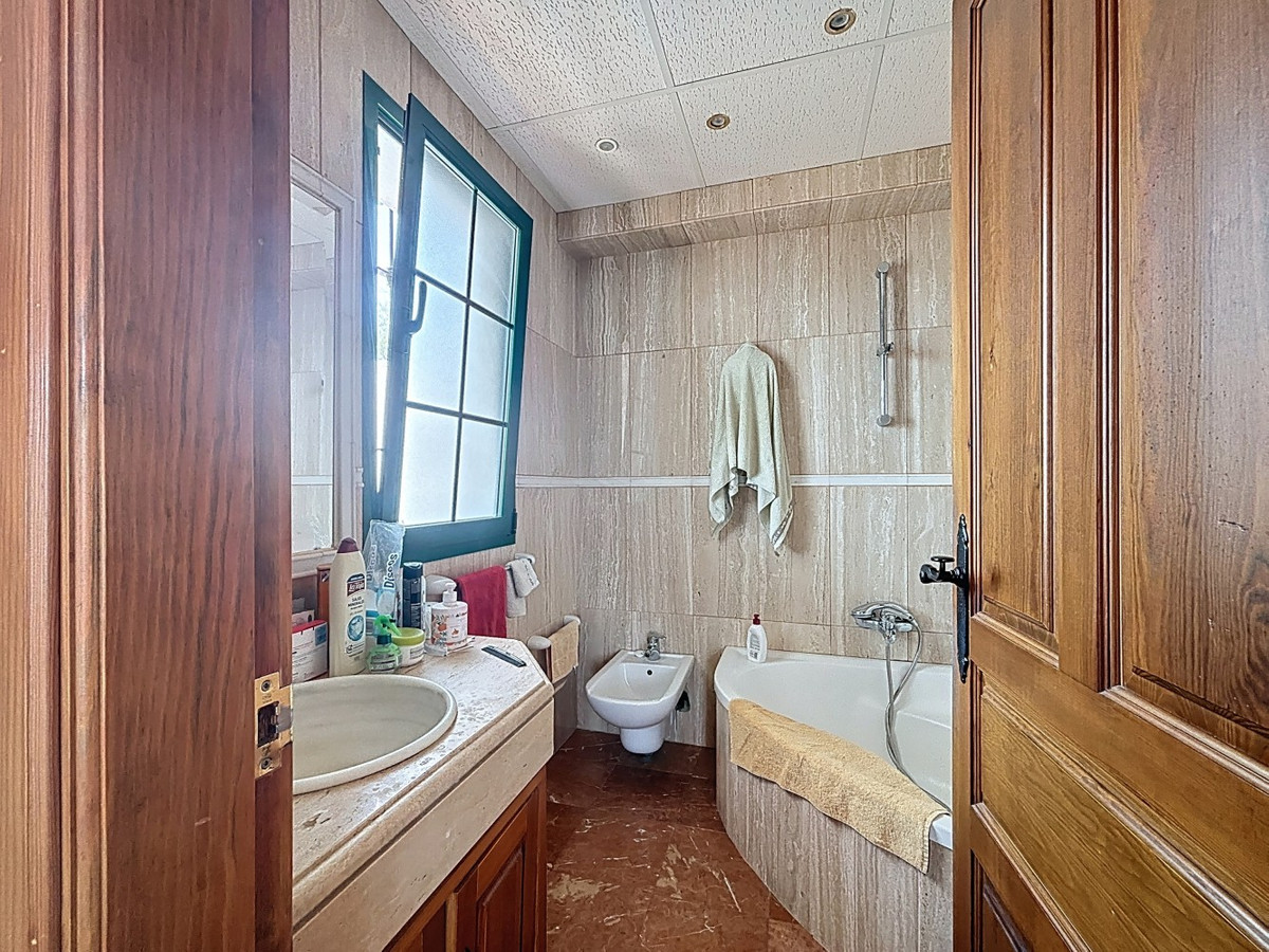 6 Bed Townhouse for sale in La Viñuela Costa Del Sol East, Málaga, Spain