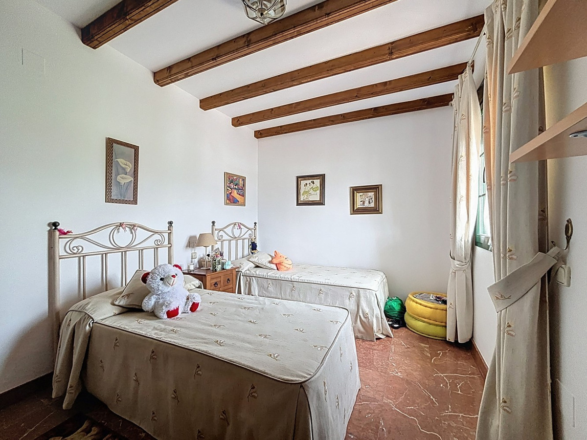 6 Bed Townhouse for sale in La Viñuela Costa Del Sol East, Málaga, Spain