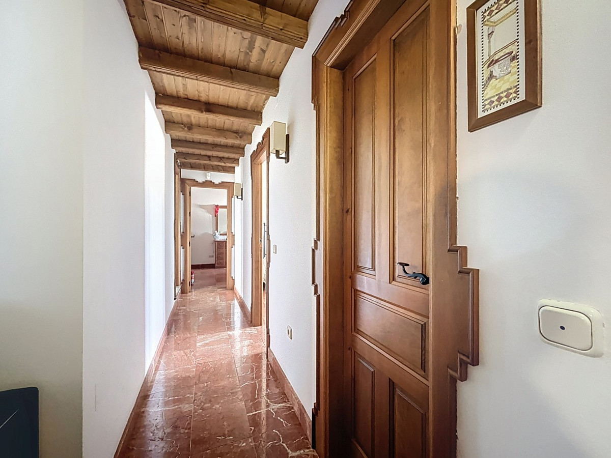 6 Bed Townhouse for sale in La Viñuela Costa Del Sol East, Málaga, Spain