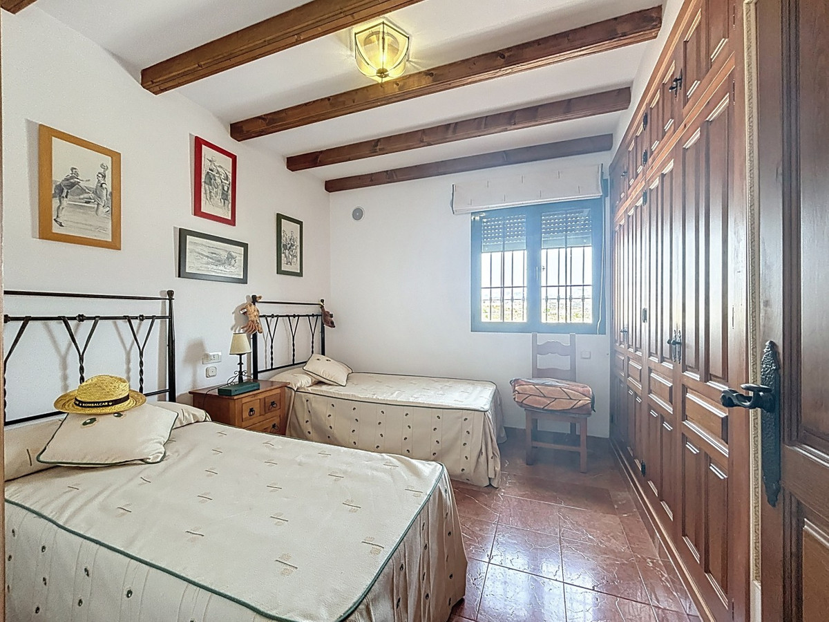 6 Bed Townhouse for sale in La Viñuela Costa Del Sol East, Málaga, Spain