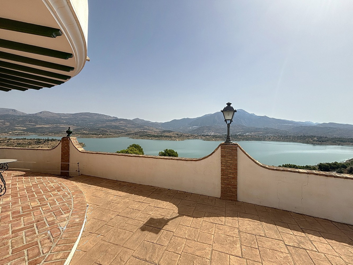 6 Bed Townhouse for sale in La Viñuela Costa Del Sol East, Málaga, Spain
