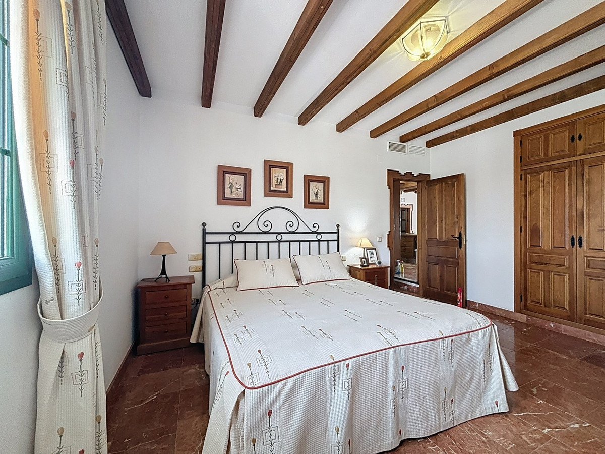 6 Bed Townhouse for sale in La Viñuela Costa Del Sol East, Málaga, Spain