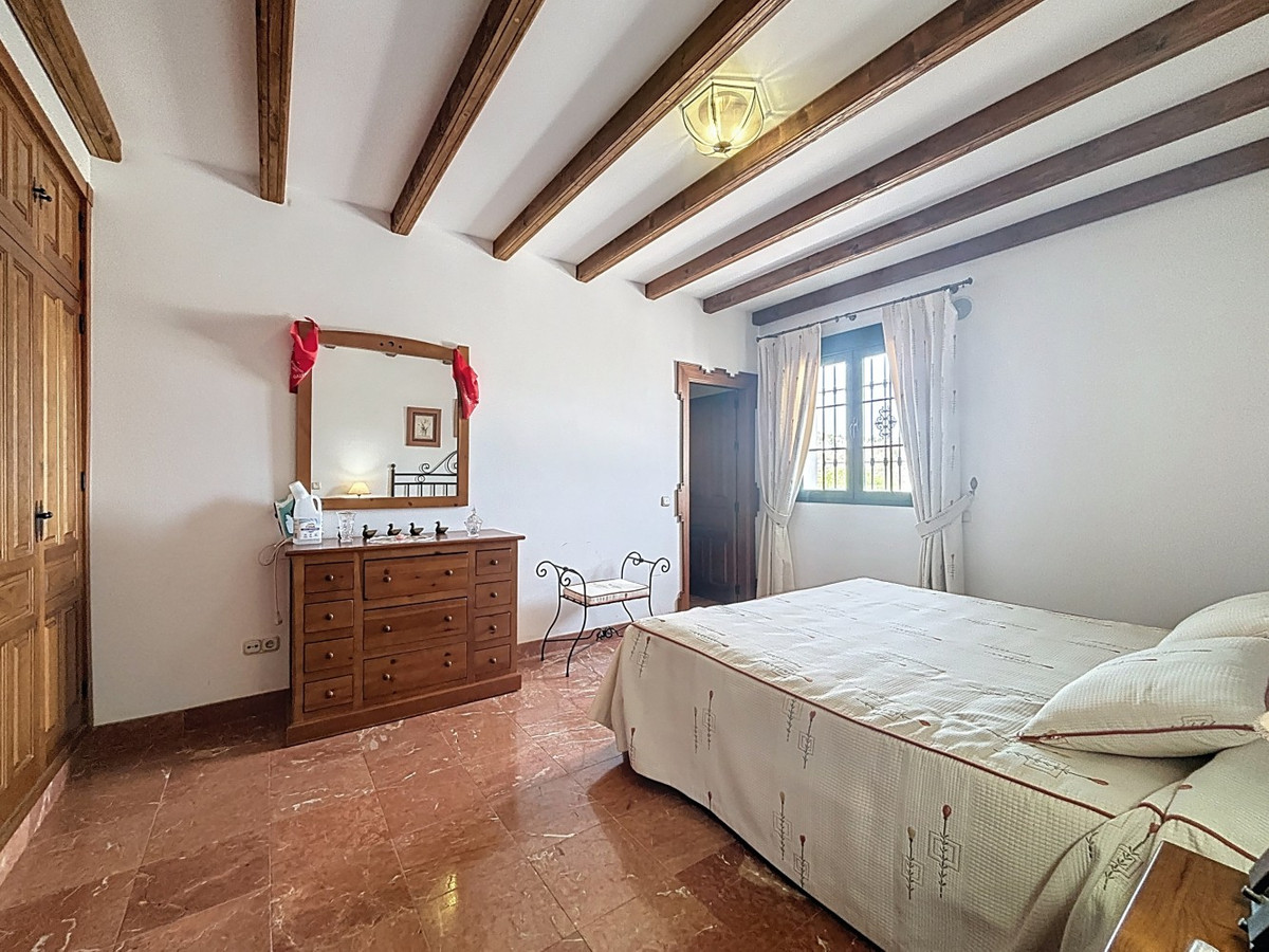 6 Bed Townhouse for sale in La Viñuela Costa Del Sol East, Málaga, Spain