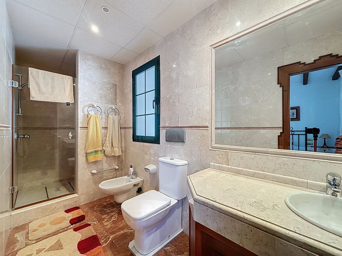 6 Bed Townhouse for sale in La Viñuela Costa Del Sol East, Málaga, Spain