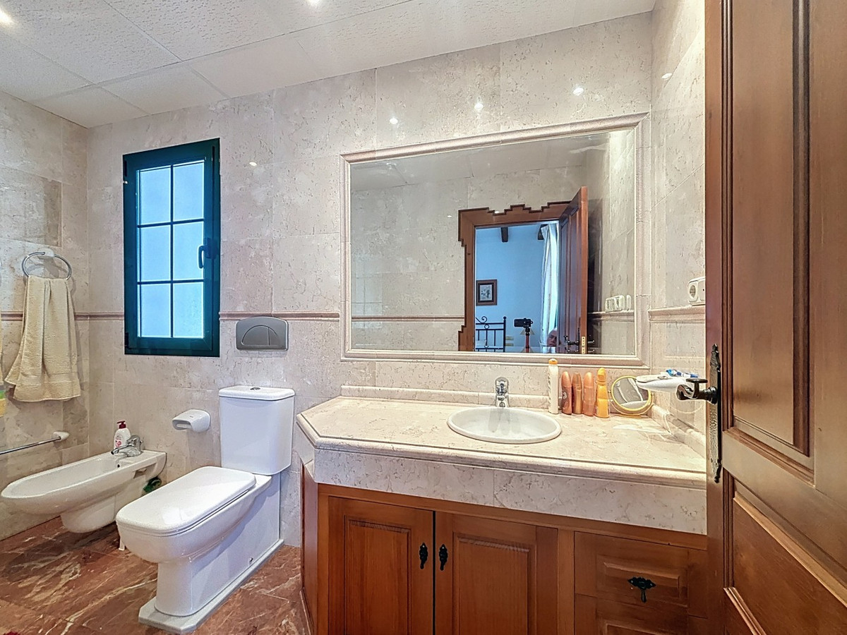 6 Bed Townhouse for sale in La Viñuela Costa Del Sol East, Málaga, Spain