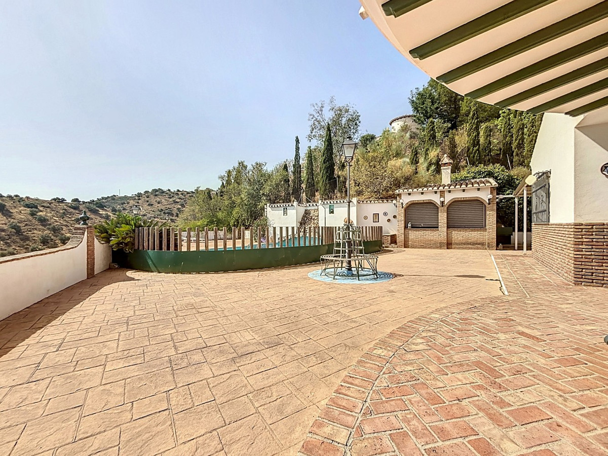 6 Bed Townhouse for sale in La Viñuela Costa Del Sol East, Málaga, Spain