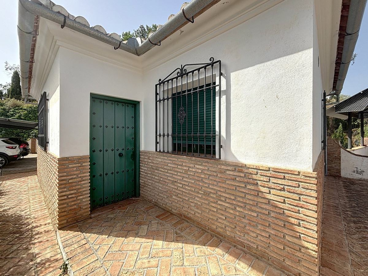 6 Bed Townhouse for sale in La Viñuela Costa Del Sol East, Málaga, Spain
