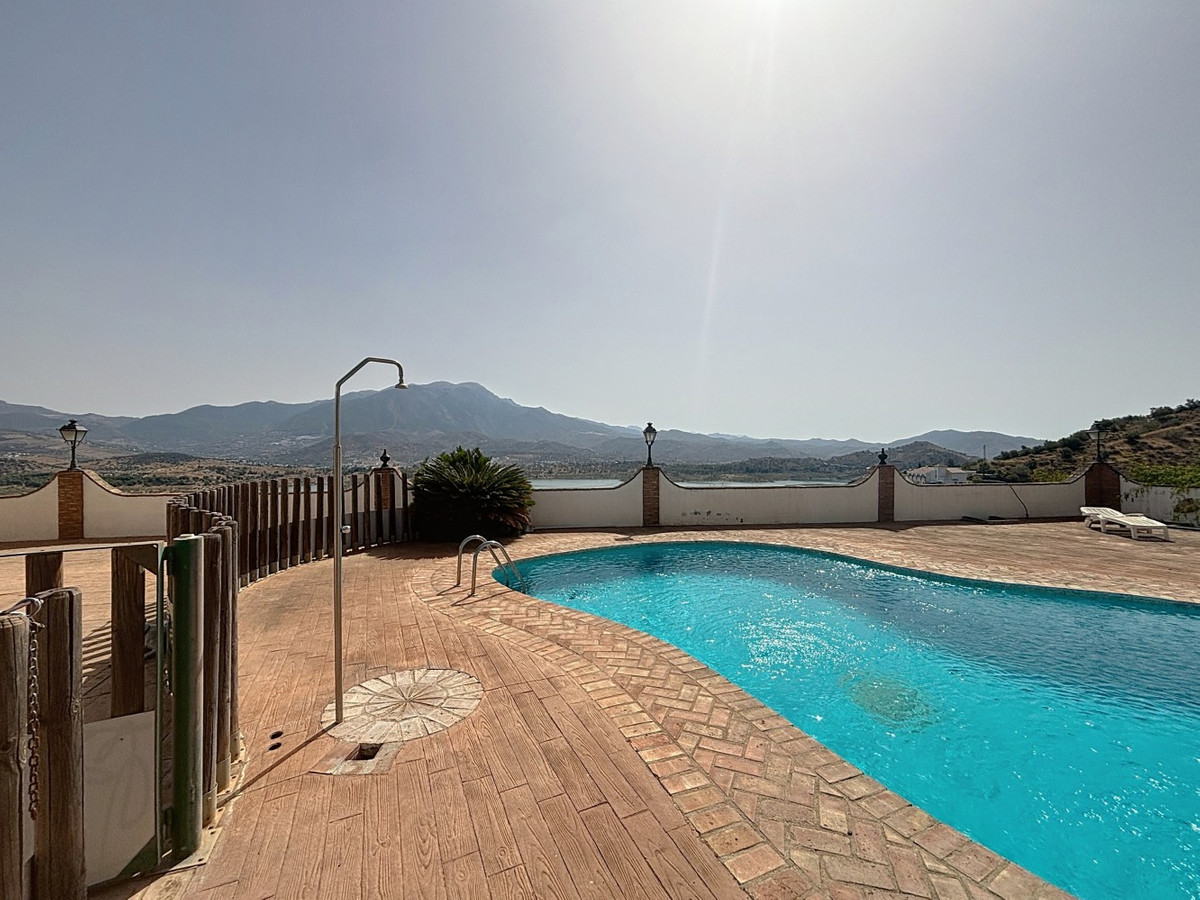 6 Bed Townhouse for sale in La Viñuela Costa Del Sol East, Málaga, Spain