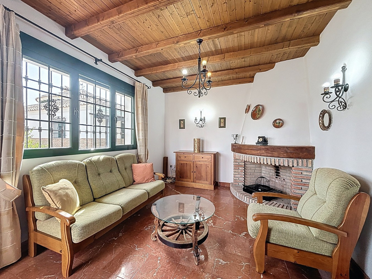 6 Bed Townhouse for sale in La Viñuela Costa Del Sol East, Málaga, Spain