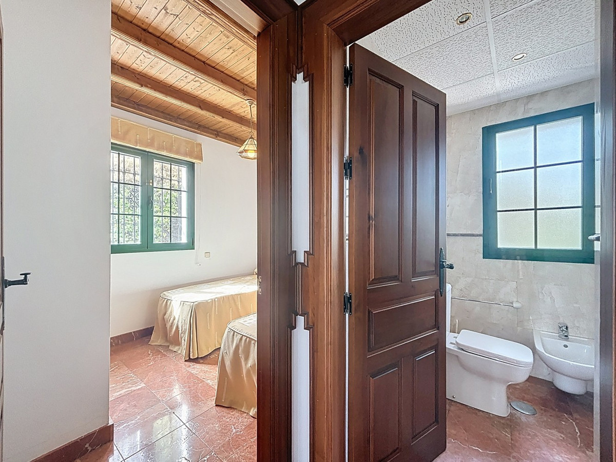 6 Bed Townhouse for sale in La Viñuela Costa Del Sol East, Málaga, Spain