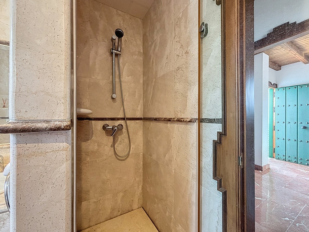 6 Bed Townhouse for sale in La Viñuela Costa Del Sol East, Málaga, Spain