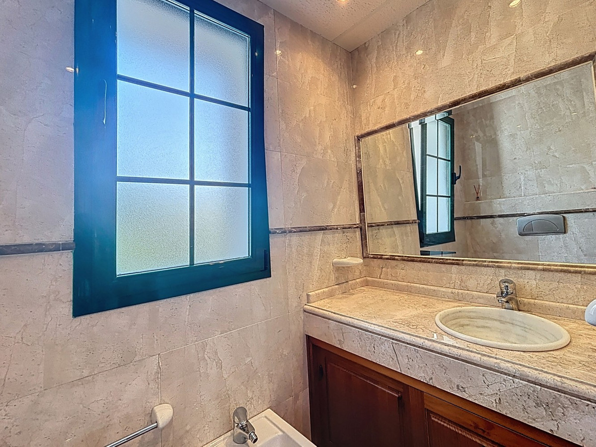 6 Bed Townhouse for sale in La Viñuela Costa Del Sol East, Málaga, Spain