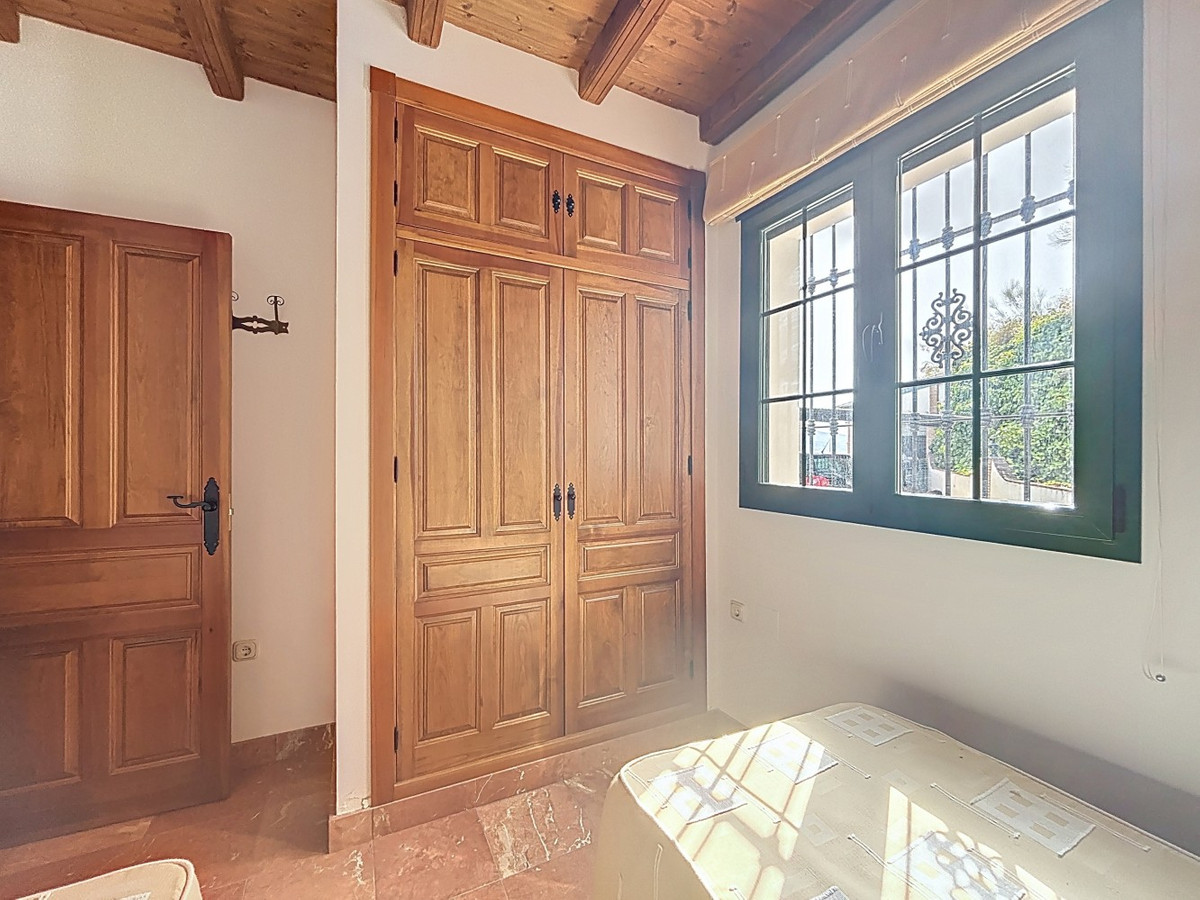 6 Bed Townhouse for sale in La Viñuela Costa Del Sol East, Málaga, Spain