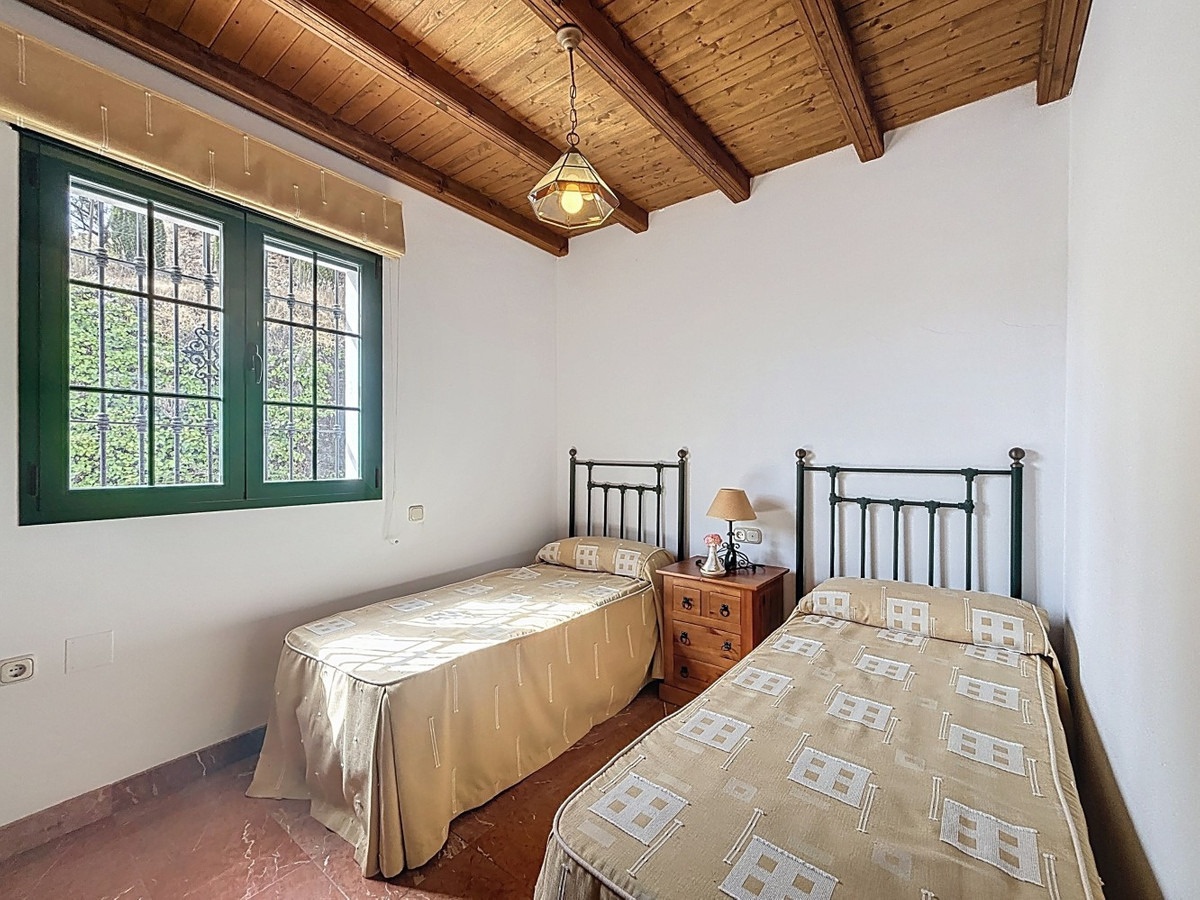 6 Bed Townhouse for sale in La Viñuela Costa Del Sol East, Málaga, Spain