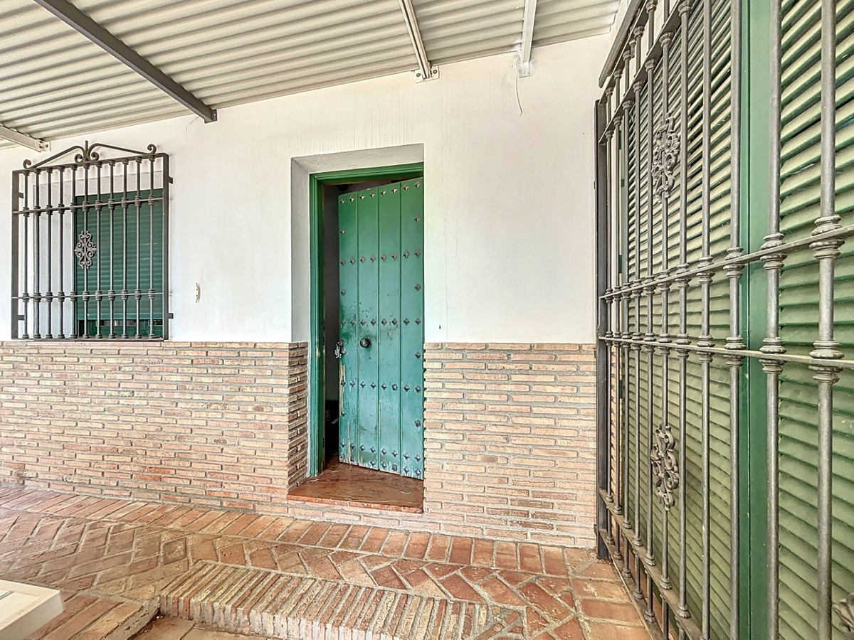 6 Bed Townhouse for sale in La Viñuela Costa Del Sol East, Málaga, Spain
