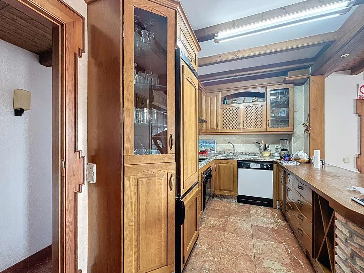 6 Bed Townhouse for sale in La Viñuela Costa Del Sol East, Málaga, Spain