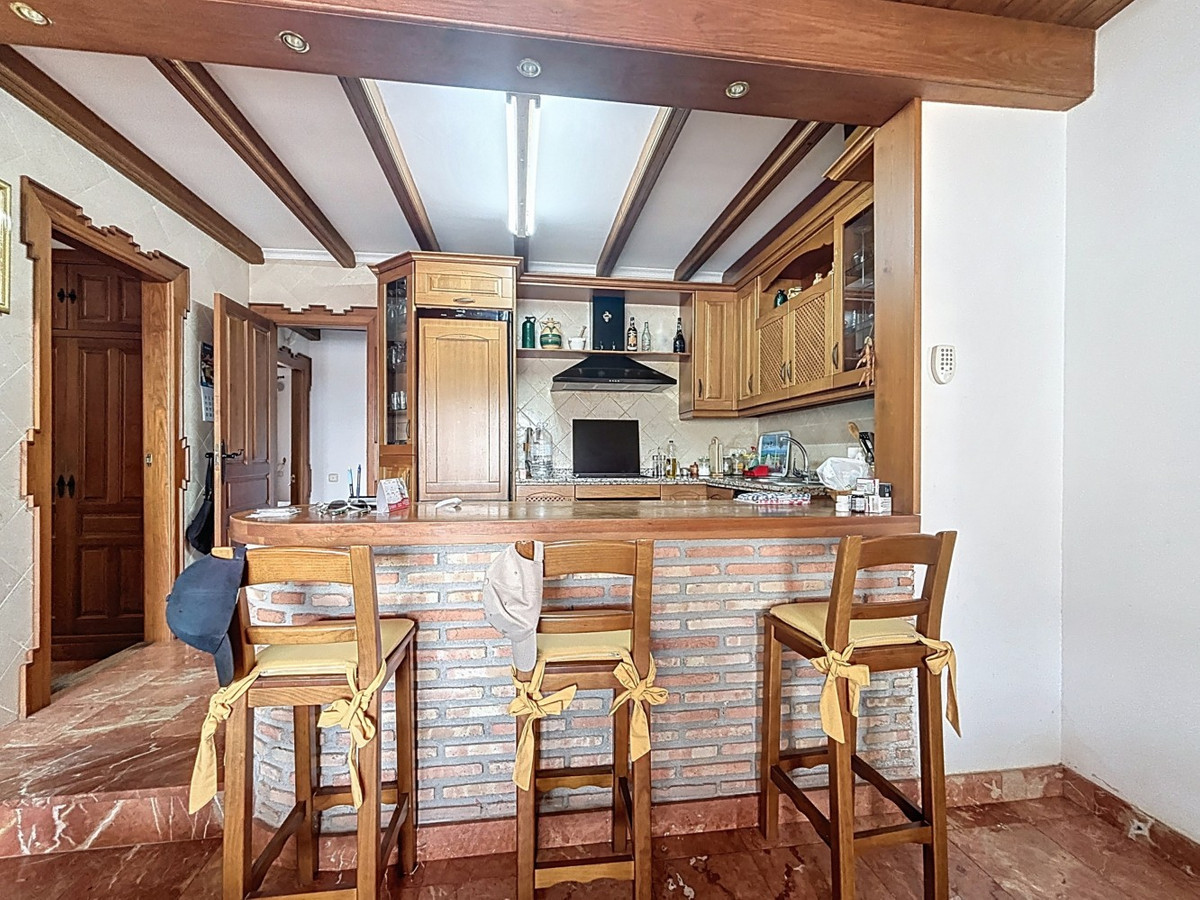 6 Bed Townhouse for sale in La Viñuela Costa Del Sol East, Málaga, Spain